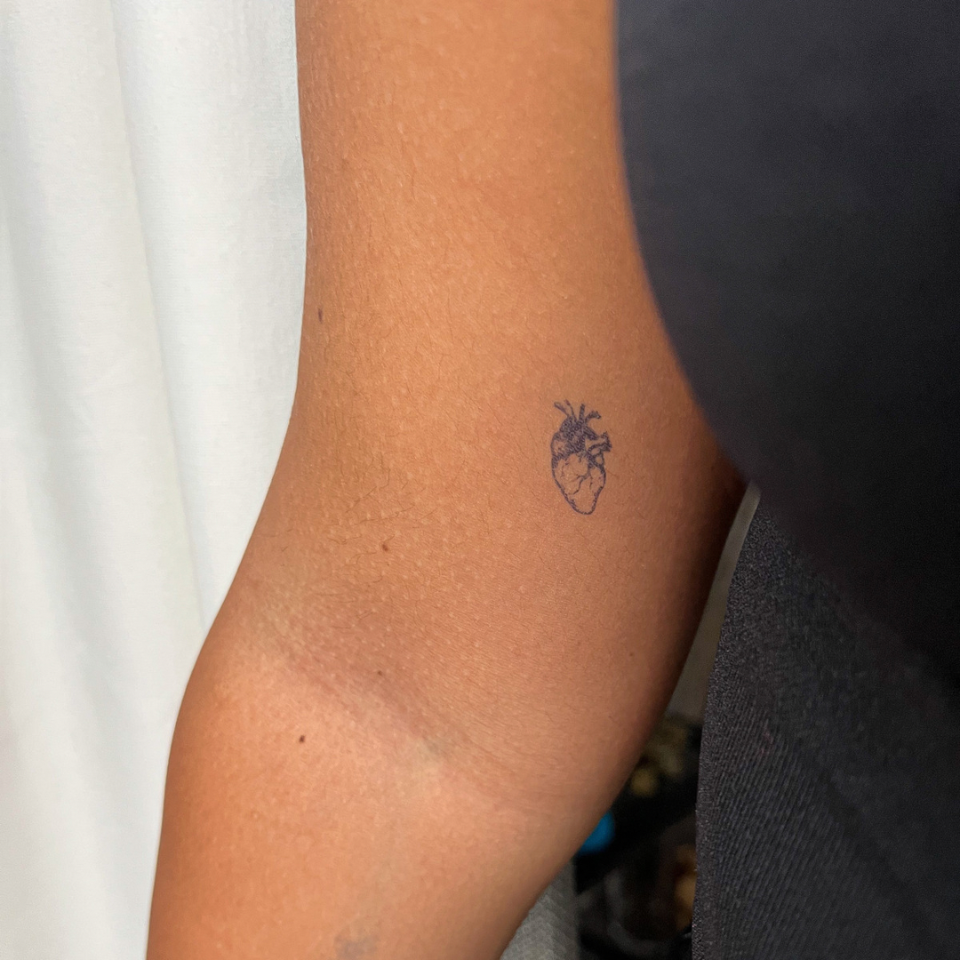 Cuore organico del tatuaggio temporaneo