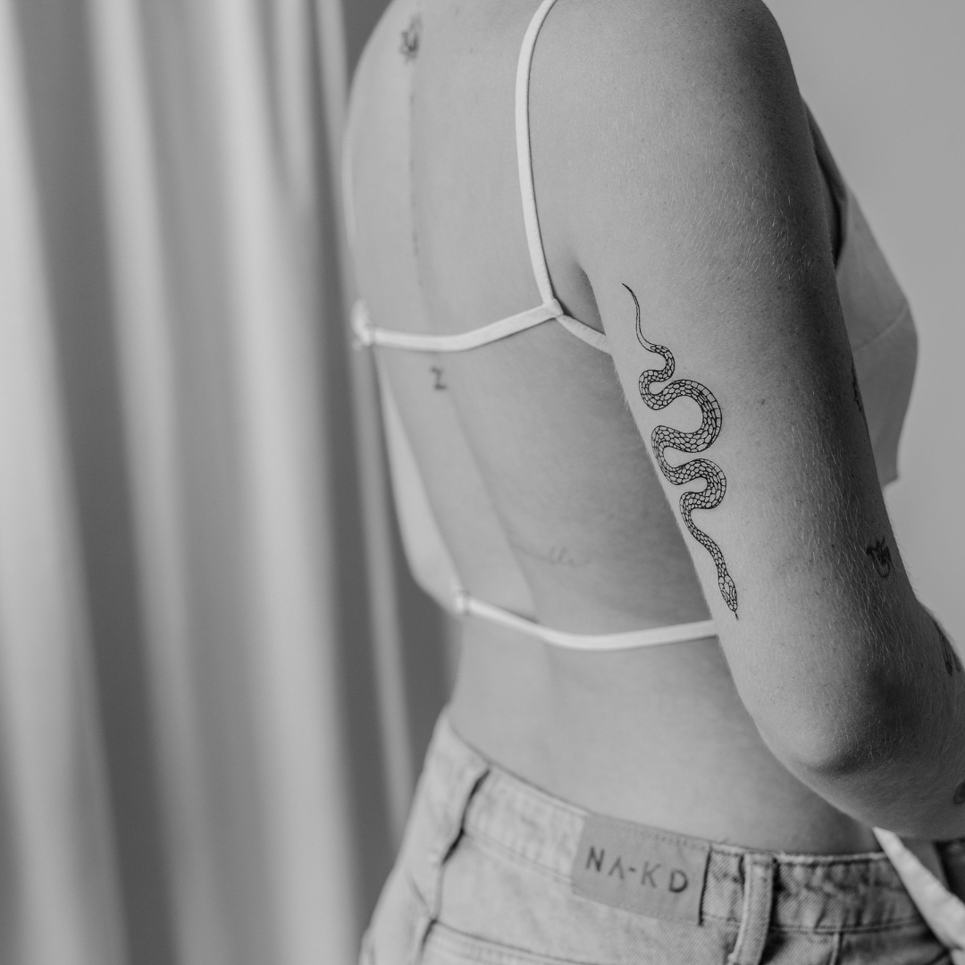 Tatuaggi temporanei sulle costole: 10 bellissimi design per il tuo corpo