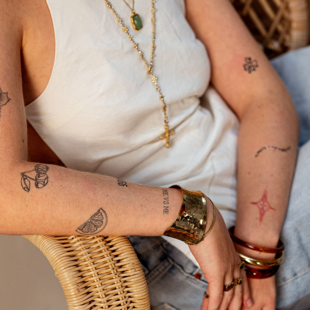 Tatuaggi smiley: 10 design allegri per un sorriso sulla tua pelle
