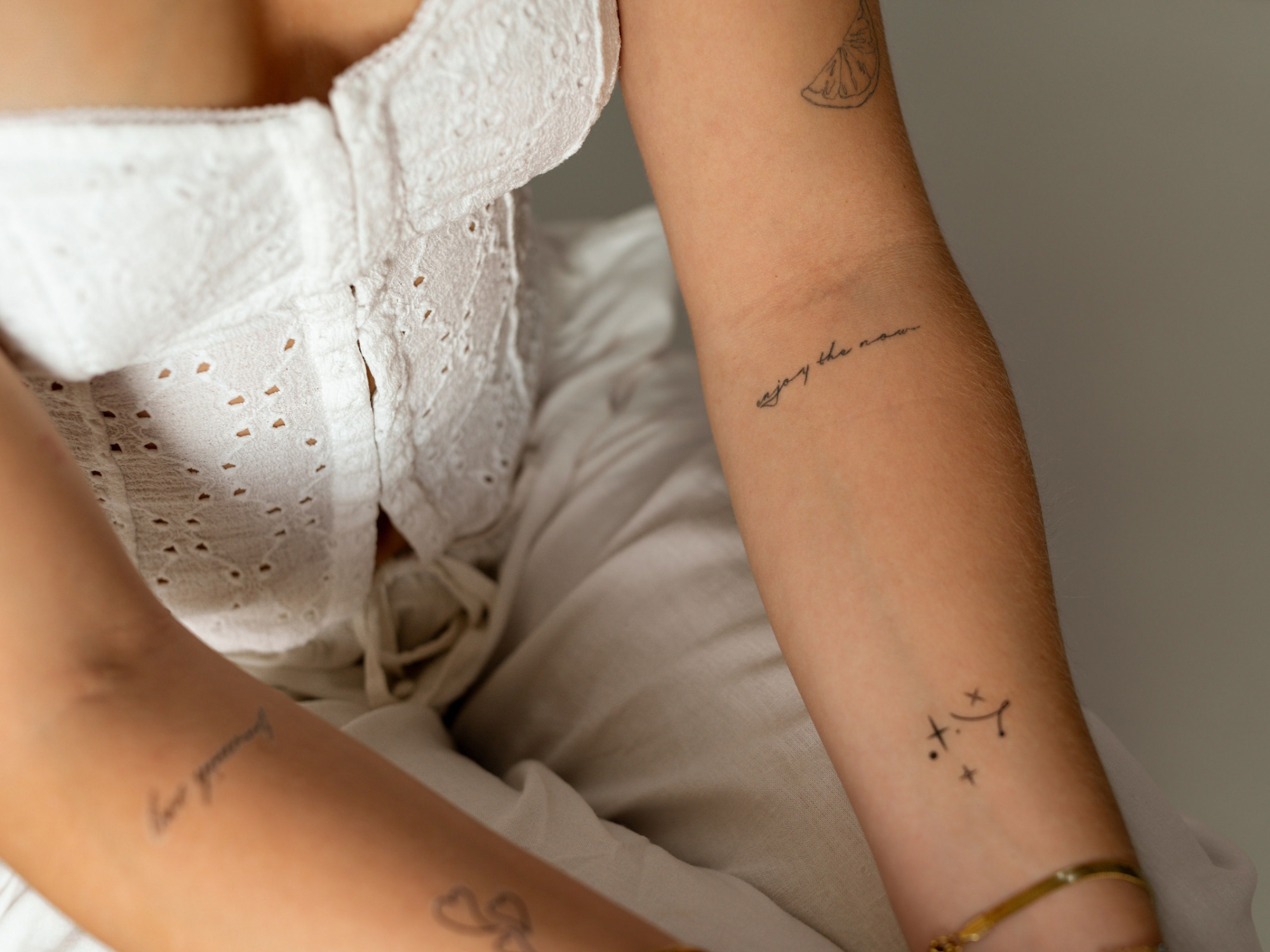 Fineline tattoo: tutto su questo stile di tatuaggio sottile e come provarlo