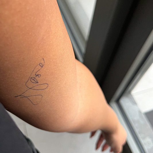 Fineline del viso del tatuaggio temporaneo