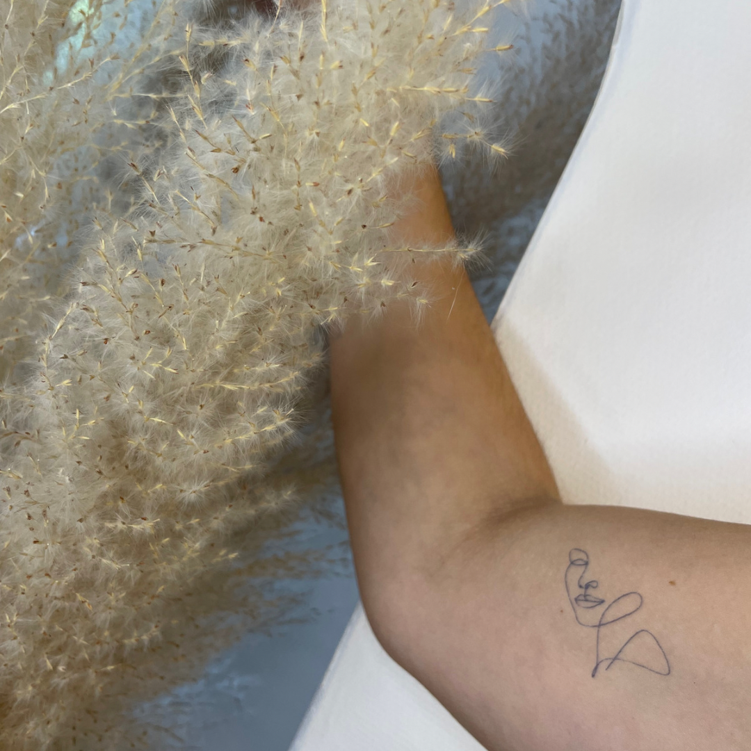 Fineline del viso del tatuaggio temporaneo