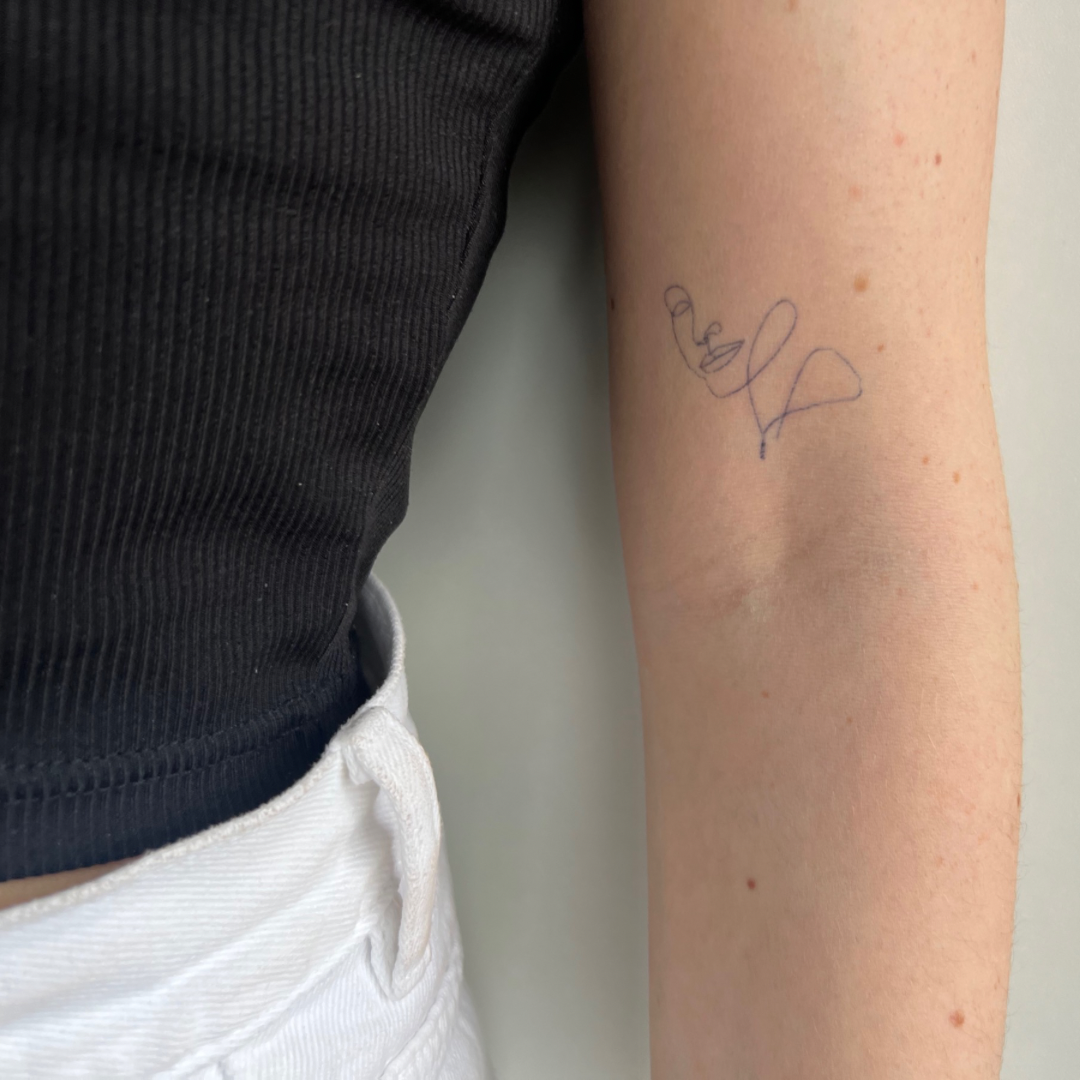 Fineline del viso del tatuaggio temporaneo