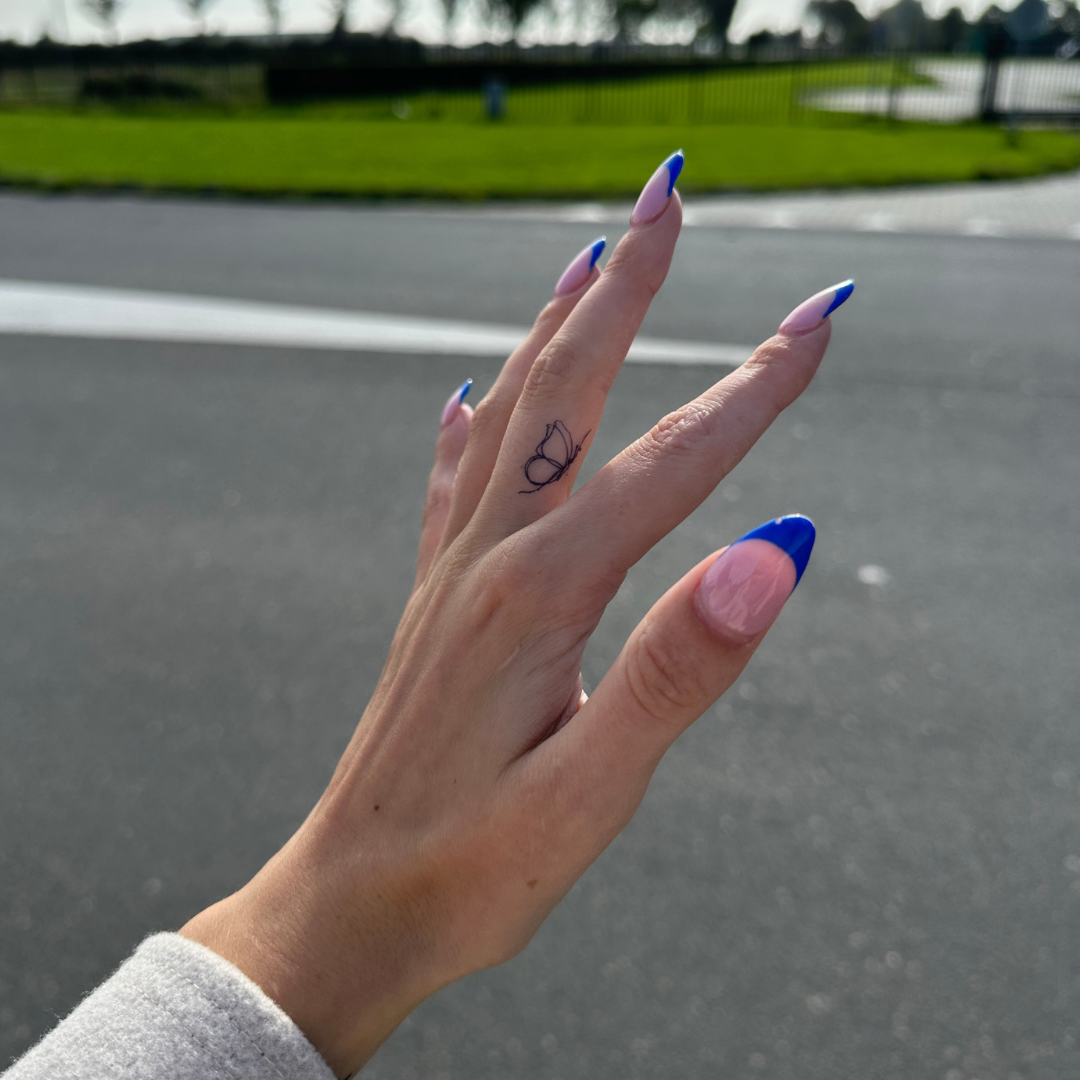 Fineline del tatuaggio temporaneo della farfalla