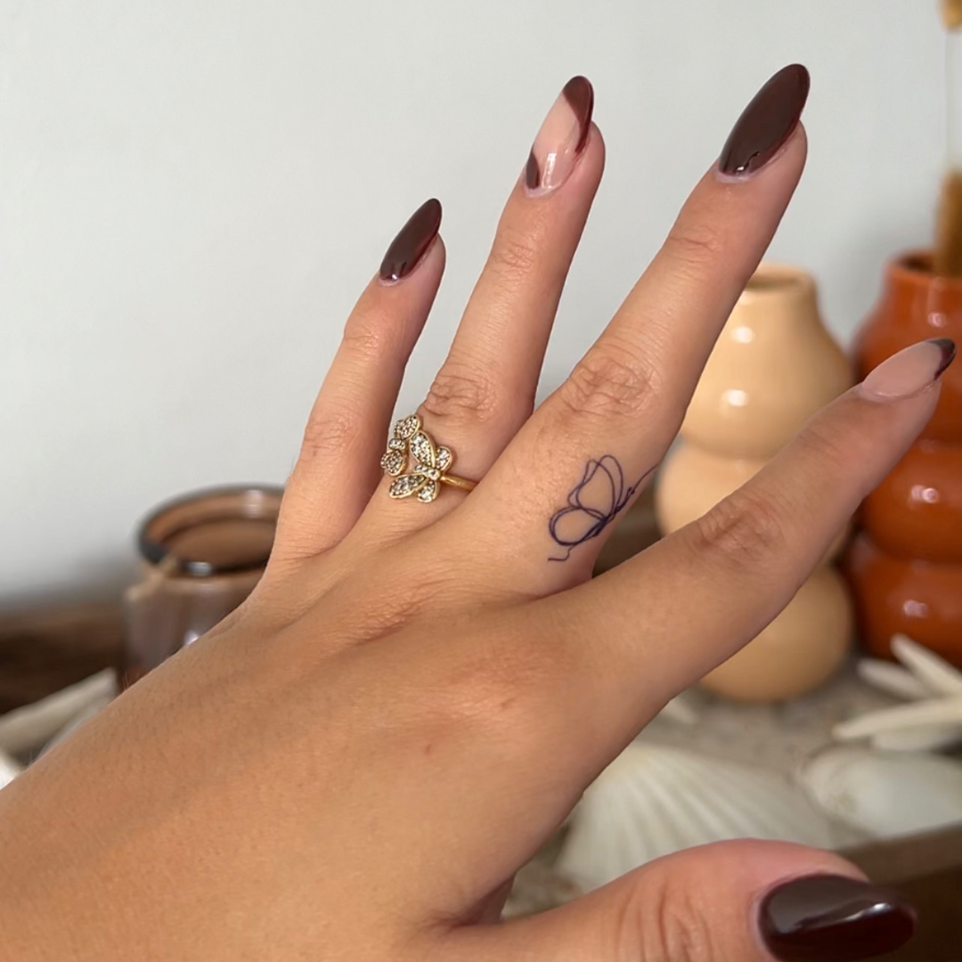 Fineline del tatuaggio temporaneo della farfalla