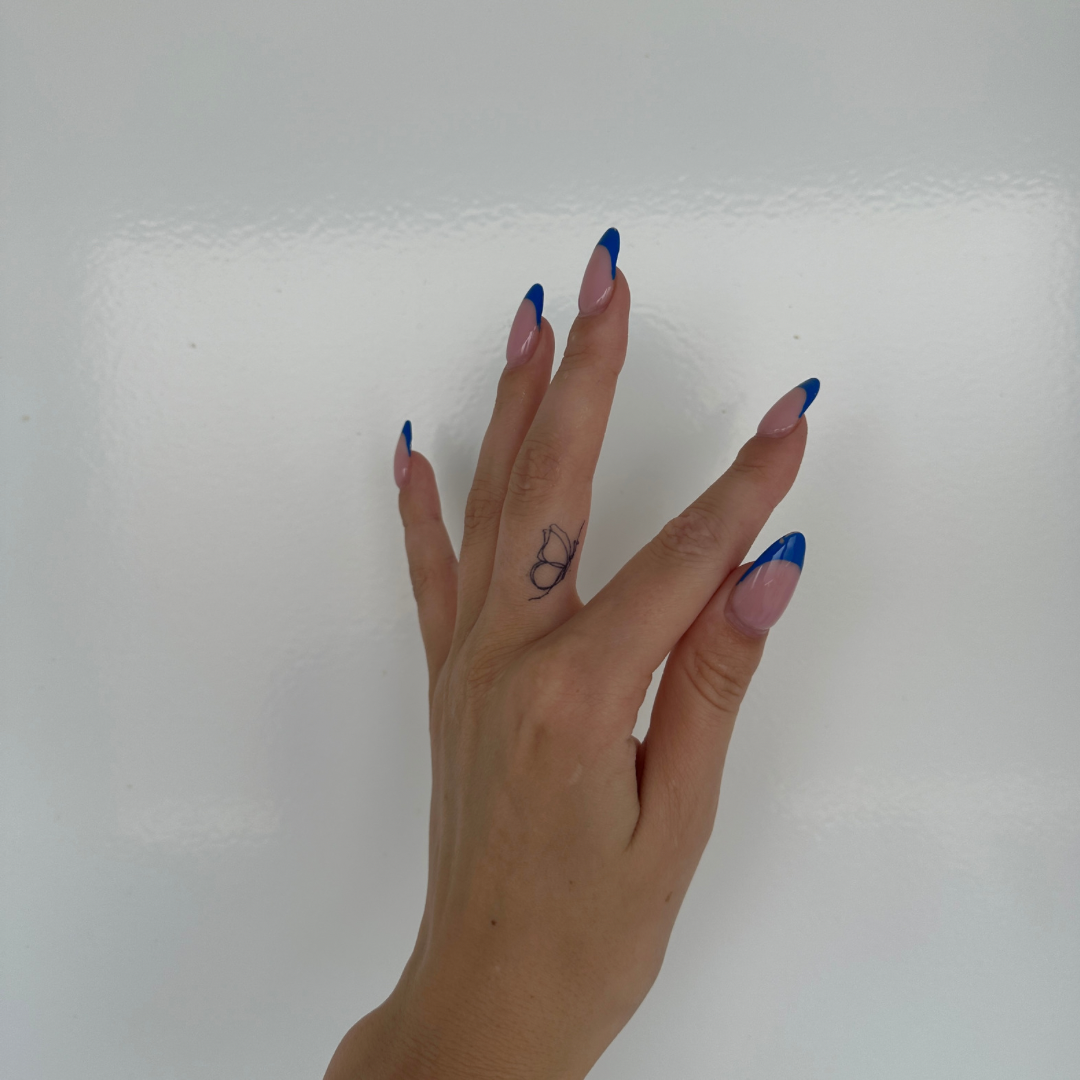 Fineline del tatuaggio temporaneo della farfalla