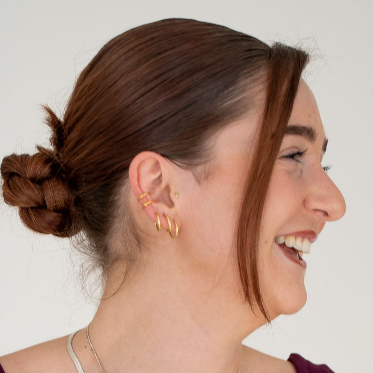 Gouden ear cuff en gladde ringetjes in het oor zonder gaatje
